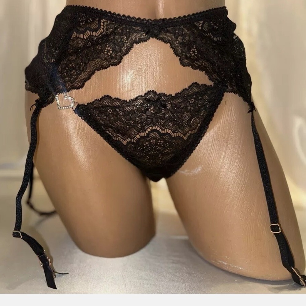 NWOT Victoria’s Secret Dream Angels Garter Belt